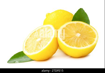 Citron jaune frais entier avec des moitiés et des feuilles en pile est isolé sur fond blanc avec chemin de découpage. Banque D'Images