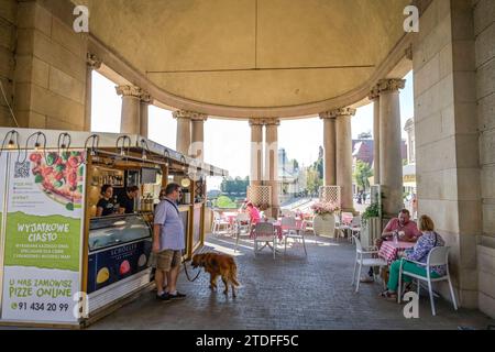 Café, Nord-Rotunde - Rotunda Polnocna, Hakenterrasse, Stettin, Woiwodschaft Westpommern, Polen *** café, Rotonde Nord Rotonde Polnocna, Hakenterrasse, Szczecin, voïvodie de Poméranie occidentale, Pologne Banque D'Images