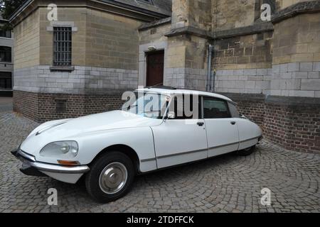 Vintage français Citroën DS garé devant une église Banque D'Images