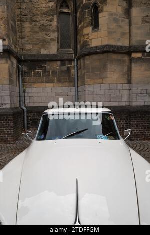 Vintage français Citroën DS garé devant une église Banque D'Images