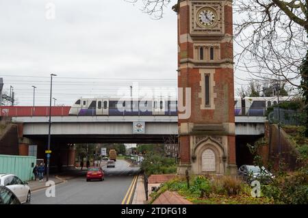 Maidenhead, Royaume-Uni. 15 décembre 2023. Un train Elizabeth Line traverse un pont ferroviaire à côté de la gare de Maidenhead dans le Berkshire. Il y a eu un certain nombre de problèmes avec la ligne Elizabeth depuis qu'elle a commencé avec des dommages aux câbles aériens le long de la voie. Crédit : Maureen McLean/Alamy Banque D'Images