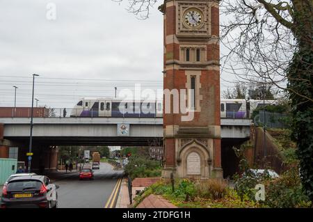 Maidenhead, Royaume-Uni. 15 décembre 2023. Un train Elizabeth Line traverse un pont ferroviaire à côté de la gare de Maidenhead dans le Berkshire. Il y a eu un certain nombre de problèmes avec la ligne Elizabeth depuis qu'elle a commencé avec des dommages aux câbles aériens le long de la voie. Crédit : Maureen McLean/Alamy Banque D'Images