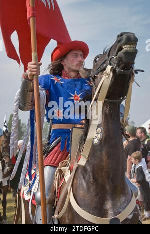 Porteur d'épée de la couronne polonaise quittant le champ de bataille après avoir recréé la bataille de Grunwald qui a eu lieu en 1410 lorsque les troupes polonaises et lituaniennes ont brisé le pouvoir des chevaliers teutoniques, près du village de Grunwald Warminsko-Mazurskie, en Pologne Banque D'Images