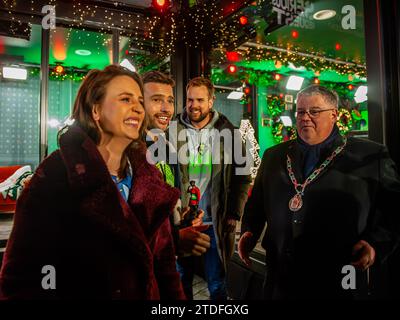 Les trois DJs Sophie Hijlkema (à gauche), Barend Van Deelen (au centre) et Wijnand Speelman (à droite) ainsi que le maire de Nimègue Hubert Bruls posent pour les médias. À la Grote Markt de Nimègue, la campagne de financement « 3FM Serious Request » vient de commencer. Chaque année autour de cette date, 3FM (station de radio néerlandaise contrôlée par le radiodiffuseur public NPO) DJs sont enfermés dans une maison de verre jusqu'à la veille de Noël. De cette maison, les DJs diffuseront pour collecter des fonds pour une cause. Cette année, l'argent sera versé à la Fondation de la SLA (sclérose latérale amyotrophique). Les DJs joueront des chansons de jour et de nuit qui Banque D'Images