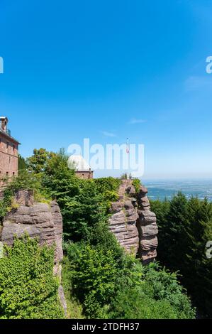 Monastère de Hohenburg sur le Mont Sainte-Odile, en arrière-plan plaine du Rhin supérieur, Ottrott, Vosges, Alsace, France, Europe Banque D'Images