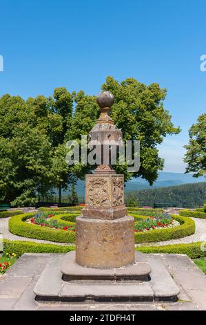 Cadran solaire dans le jardin du monastère de Hohenburg sur le Mont Sainte-Odile, Ottrott, Vosges, Alsace, France, Europe Banque D'Images