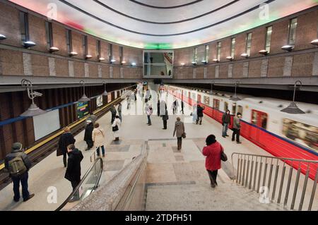 Plafond illuminé à la station de métro Plac Wilsona à Varsovie, Pologne Banque D'Images