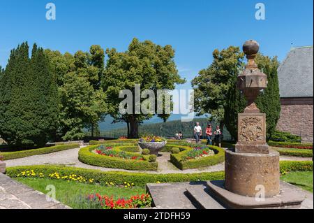 Randonneurs ou pèlerins dans le jardin du monastère de Hohenburg sur le Mont Sainte-Odile, Ottrott, Vosges, Alsace, France, Europe Banque D'Images