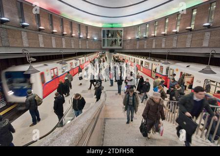 Personnes sortant de la station de métro Plac Wilsona à Varsovie, Pologne Banque D'Images