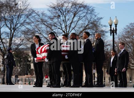 Washington, États-Unis. 18 décembre 2023. Le cercueil drapé de drapeau de Sandra Day O'Connor, juge à la retraite de la Cour suprême, arrive à la Cour suprême de Washington DC le lundi 18 décembre 2023. O'Connor, la première femme à siéger à la plus haute cour du pays, est décédée le 1 décembre, à l'âge de 93 ans. Photo Bonnie Cash/UPI crédit : UPI/Alamy Live News Banque D'Images