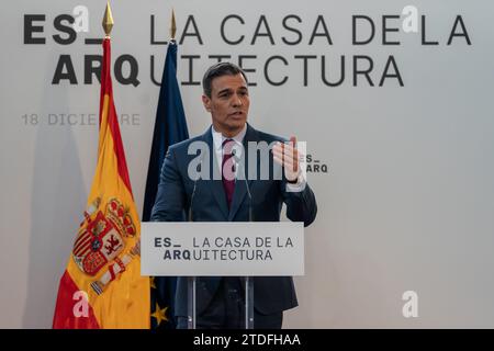 Madrid, Espagne. 18 décembre 2023. Le président du gouvernement, Pedro Sánchez, s’exprime lors de la cérémonie d’ouverture de la maison de l’architecture dans la ¨Arqueria de Nuevo Ministerios¨, un espace pour célébrer la créativité, l’innovation et l’héritage de l’architecture espagnole. Crédit : SOPA Images Limited/Alamy Live News Banque D'Images