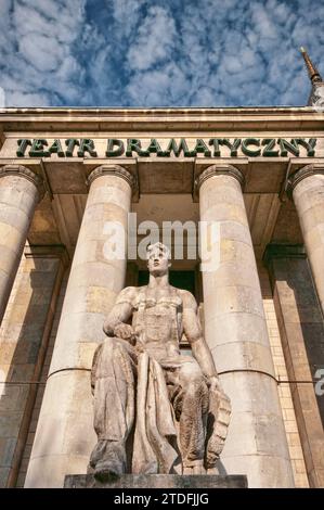 Statue de style socialiste-réaliste d'ouvrier héroïque au Théâtre dramatique du Palais de la Culture, symbole de la domination soviétique dans le passé, à Varsovie, Pologne Banque D'Images