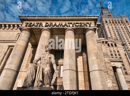 Statue de style socialiste-réaliste d'ouvrier héroïque au Théâtre dramatique du Palais de la Culture, symbole de la domination soviétique dans le passé, à Varsovie, Pologne Banque D'Images