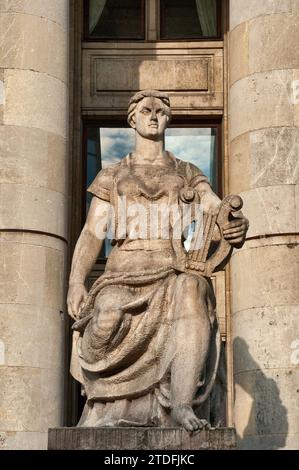 Statue de style socialiste-réaliste de muse héroïque au Palais de la Culture et de la Science, symbole de la domination soviétique dans le passé, à Varsovie, Pologne Banque D'Images