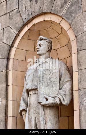 Statue de style socialiste-réaliste d'ouvrier héroïque tenant un livre de Karl Marx, Friedrich Engels, et Vladimir Lénine, Palais de la Culture, Varsovie, Pologne Banque D'Images