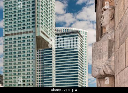 Vue ironique du passé communiste et du présent capitaliste : statue d'ouvrier héroïque au Palais de la Culture et de la Science et aux gratte-ciel modernes, Varsovie, Pologne Banque D'Images