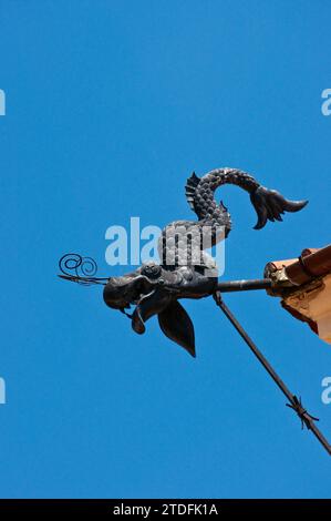 En métal en forme de dragon gargouille trombe marine au coin de maison à Place du marché de la vieille ville de Varsovie, Pologne Banque D'Images