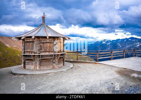 Le col du Stelvio ou Stilfser Joch, vue pittoresque sur la montagne enneigée d'été, frontière de l'Italie et de la Suisse Banque D'Images