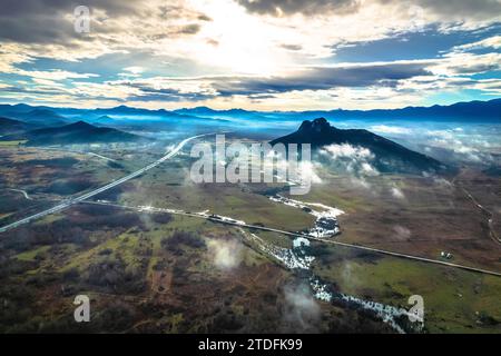 Région de Lika. Colline de Zir et montagne Velebit dans le paysage de Lika vue spectaculaire du matin. Autoroute A1. Croatie rurale Banque D'Images