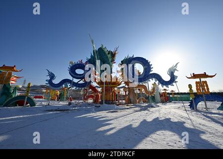 Shenyang, Chine. 18 décembre 2023. Les travailleurs assemblent et soulèvent de grands ensembles lumineux sur le site de construction du Festival des lanternes du printemps de Shenyang 2024 à Shenyang, dans la province du Liaoning, en Chine, le 18 décembre 2023. (Photo Costfoto/NurPhoto) crédit : NurPhoto SRL/Alamy Live News Banque D'Images