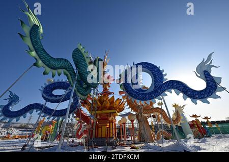 Shenyang, Chine. 18 décembre 2023. Les travailleurs assemblent et soulèvent de grands ensembles lumineux sur le site de construction du Festival des lanternes du printemps de Shenyang 2024 à Shenyang, dans la province du Liaoning, en Chine, le 18 décembre 2023. (Photo Costfoto/NurPhoto) crédit : NurPhoto SRL/Alamy Live News Banque D'Images