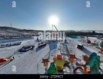 Shenyang, Chine. 18 décembre 2023. Les travailleurs assemblent et soulèvent de grands ensembles lumineux sur le site de construction du Festival des lanternes du printemps de Shenyang 2024 à Shenyang, dans la province du Liaoning, en Chine, le 18 décembre 2023. (Photo Costfoto/NurPhoto) crédit : NurPhoto SRL/Alamy Live News Banque D'Images