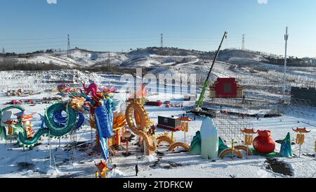 Shenyang, Chine. 18 décembre 2023. Les travailleurs assemblent et soulèvent de grands ensembles lumineux sur le site de construction du Festival des lanternes du printemps de Shenyang 2024 à Shenyang, dans la province du Liaoning, en Chine, le 18 décembre 2023. (Photo Costfoto/NurPhoto) crédit : NurPhoto SRL/Alamy Live News Banque D'Images