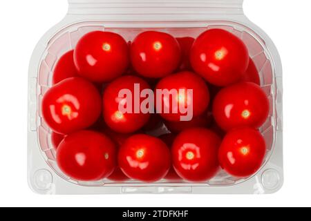 Tomates cerises fraîches dans un récipient jetable en plastique isolé sur un fond blanc. Vue d'en haut Banque D'Images