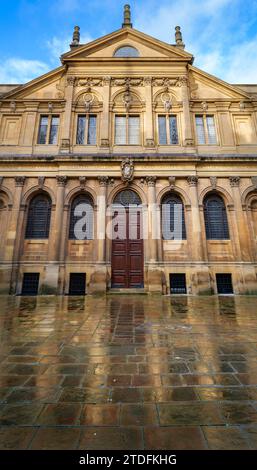 Conçu par Christopher Wren et nommé d'après Gilbert Sheldon, le Sheldonian Theatre est situé dans Broad Street, Oxford. Banque D'Images