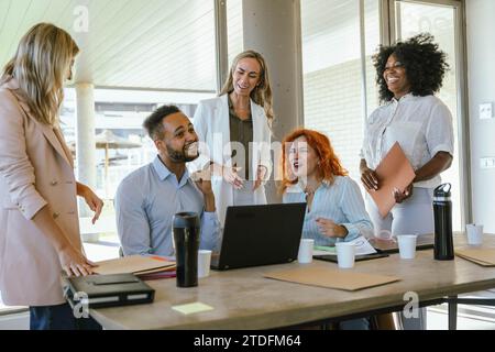 Collègues d'affaires multiethniques souriant tout en travaillant au bureau. Concept commercial. Banque D'Images