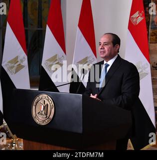 Le président égyptien Abdel Fattah El-Sisi prend la parole lors d'un discours prononcé à la suite de l'annonce des résultats le président égyptien Abdel Fattah El-Sisi prend la parole lors d'un discours prononcé à la suite de l'annonce des résultats des élections présidentielles égyptiennes au Caire, en Égypte, le 18 décembre 2023. Le président égyptien Abdel Fattah al-Sisi a remporté un nouveau mandat de six ans avec 89,6 pour cent des voix, a annoncé l'autorité électorale le 18 décembre. Le taux de participation a atteint un niveau sans précédent de 66,8 pour cent des 67 millions d électeurs égyptiens, a déclaré son chef, Hazem Badawy. Plus de 39 millions ont voté pour Sisi, un ancien chef de l'armée qui l'a fait Banque D'Images