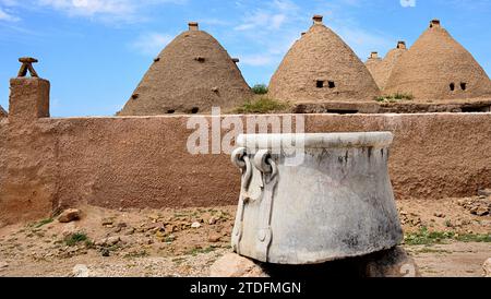 La fondation de la ville de Harran remonte probablement au 18e siècle av. J.-C. maisons coniques typiques de cette région Banque D'Images