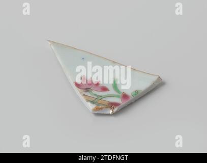 Sauver-plat avec les armes de la famille Zurmegede, anonyme, c. 1755 - c. 1760 tranchant de bol en porcelaine avec bord festonné, peint sur la glaçure en bleu, rouge, rose, vert, jaune, noir et or. Porcelaine d'arme de fragment de Rand avec des couleurs d'email. Porcelaine de Chine. glaçage. Or (métal) peinture / dorure / vitrification tranchant de bol en porcelaine avec bord festonné, peint sur la glaçure en bleu, rouge, rose, vert, jaune, noir et or. Porcelaine d'arme de fragment de Rand avec des couleurs d'email. Porcelaine de Chine. glaçage. or (métal) peinture / dorure / vitrification Banque D'Images