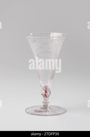 Verre calice avec les armoiries de la famille Van Beuningen, Anonyme, c. 1700 - c. 1725 verre calice en verre clair et incolore. Plat. Le tronc torsadé en forme de balustre a une spirale rouge, une bulle et trois Mereses. Le calice en forme d'entonnoir a un fond arrondi. Sur le calice, dans un cartouche composé de volutes avec des surfaces matées avec des points et des cercles, entourés par le travail des feuilles, il y a un médaillon ovale avec la crête familiale couronnée de Beuningen, flanqué de deux branches qui sont liées ensemble au fond. Le long du bord de la bouche une bande avec le travail symétrique des feuilles et des fleurs br Banque D'Images