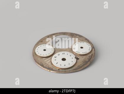 Plaque figurative de montre pour hommes, anonyme, c. 1850 plaque d'immatriculation avec trois plaques d'immatriculation émaillées. Une plaque d'immatriculation est manquante. Emballé dans le tissu de montre d'homme. Dans une boîte verte carrée avec imprimé or Edward A. Nouvelle. Plaque d'immatriculation argentée (métal) avec trois plaques d'immatriculation émaillées. Une plaque d'immatriculation est manquante. Emballé dans le tissu de montre d'homme. Dans une boîte verte carrée avec imprimé or Edward A. Nouvelle. argent (métal) Banque D'Images