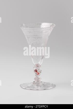 Verre calice avec l'arme de la famille Van Beuningen, c. 1700 - c. 1725 verre calice en verre clair et incolore. Plat. Le tronc torsadé en forme de balustre a une spirale rouge, une bulle et trois Mereses. Le calice en forme de trompette a un fond arrondi. Sur le calice, dans un cartouche composé de volutes avec des surfaces matées avec des points et des cercles, entourés par le travail des feuilles, il y a un médaillon ovale avec la crête familiale couronnée de Beuningen, flanqué de deux branches qui sont liées ensemble au fond. Le long du bord de la bouche une bande avec le travail symétrique des feuilles et des branches de fleurs et deux Banque D'Images