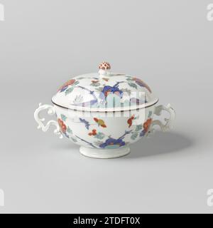 Couvercle, multicolore peint avec un décor kakiemon, meissener porzellan manufaktur, c. 1735 le couvercle a un bouton peint en rouge. Flotteur porcelaine le couvercle a un bouton peint en rouge. Porcelaine flottante Banque D'Images