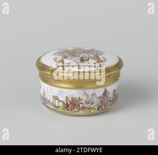 Snuffbox avec les armes du comte Heinrich von Brühl, Meissener Porcelain Manufaktur, 1737 boîte à tabac en porcelaine peinte. La boîte ronde est reliée au couvercle par un cadre lobé doré. Sur le couvercle à l'extérieur, l'arme de Heinrich Graaf von Brühl (1700-1763) a été peinte et une face de rivière avec des figures sur la rive à l'intérieur. La boîte a un mur resserré et est peint tout autour avec un paysage de rivière avec des chiffres sur les tonnes et les balles sur les rives. Une scène de chasseur est peinte dans une forêt sur le fond. La case n'est pas cochée. Porcelaine flottante. Boîte à tabac dorée (métal) en porcelaine peinte. Banque D'Images