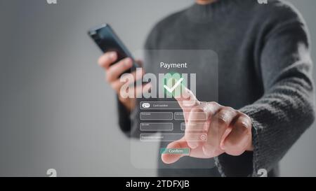 Gens d'affaires utilisant le téléphone intelligent mobile, paiement en ligne, banque, achats en ligne, concept de paiement en ligne numérique. Application de banque en ligne technologique Banque D'Images