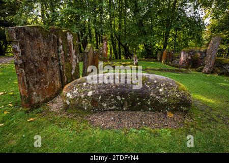 La pierre Viking Hogback dans le cimetière de l'église paroissiale de Luss sur la rive du Loch Lomond, Argyll et Bute, en Écosse Banque D'Images