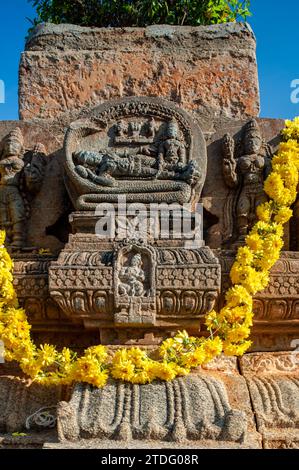 10 31 2009 Vintage sculpté idole sur le mur extérieur d'un petit temple ; Ranganathaswamy Temple ; Srirangapatna ; Karnataka ; Inde ; Asie. Banque D'Images