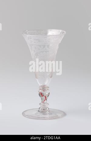 Verre calice avec les armoiries de la famille Van Beuningen, Anonyme, c. 1700 - c. 1725 verre calice en verre clair et incolore. Plat. Le tronc torsadé en forme de balustre a une spirale rouge, une bulle et trois Mereses. Le calice en forme de trompette a un fond arrondi. Sur le calice, dans un cartouche composé de volutes avec des surfaces matées avec des points et des cercles, entourés par le travail des feuilles, il y a un médaillon ovale avec la crête familiale couronnée de Beuningen, flanqué de deux branches qui sont liées ensemble au fond. Le long du bord de la bouche une bande avec le travail symétrique des feuilles et la fleur b Banque D'Images