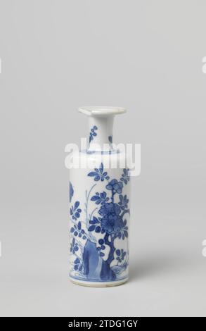 Petit vase cilindrical avec une plante à fleurs près d'un rocher, anonyme, c. 1680 - c. 1720 petit vase cylindrique en porcelaine avec un col court et un bord plat, peint en bleu sous-laque. Sur le mur une plante à fleurs (Camelia) dans un rocher et deux insectes volants. Une bande avec un motif en spirale sur l'épaule. Le cou avec deux branches de fleurs. Un fragment du cou. Bleu blanc. Porcelaine de Chine. glaçage. Cobalt (minéral) peinture / vitrification petit vase cylindrique en porcelaine avec un col court et un bord plat, peint en bleu sous-couche. Sur le mur une plante à fleurs (Camelia) dans un rocher Banque D'Images