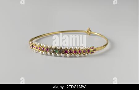 Paire de bracelets et deux colliers, anonyme, c. 1750 bijoux Hals (Hansuli) sous la forme d'une bague circulaire en or, qui est élargie à l'avant avec une plaque, incrustée de pierres rouges et vertes et d'éclats de diamants. Le long du haut et du bas une rangée de perles. Une fermeture à vis à l'arrière. Or Surat (métal). pearl. Diamant (minéral) bijoux Hals (Hansuli) sous la forme d'une bague circulaire en or, qui est élargie à l'avant avec une plaque, incrustée de pierres rouges et vertes et d'éclats de diamant. Le long du haut et du bas une rangée de perles. Une fermeture à vis à l'arrière. Or Surat (métal). pearl. diamant (m Banque D'Images