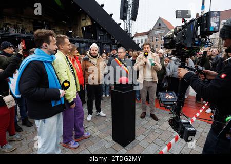 Bruges, Belgique. 18 décembre 2023. Robin Keyaert, Sam de Bruyn, Eva de Roo, Sander Gillis, maire de Brugge, acteur et chanteur Niels Destadsbader photographiés lors du début de l'édition 2023 de la semaine Warmste, campagne de solidarité annuelle de la VRT, à Brugge, lundi 18 décembre 2023. Cette année, nous amassons des fonds pour des organisations et des projets dans le cadre du thème central «grandir sans soucis» (Opgroeien zonder zorgen). BELGA PHOTO KURT DESPLENTER crédit : Belga News Agency/Alamy Live News Banque D'Images