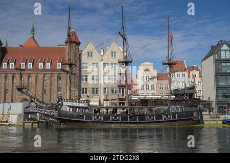 Nachbau Piratenschiff Czarna-Perla, Ausflugsboot auf der Motlawa, Altstadt, Danzig, Woiwodschaft Pommern, Polen Banque D'Images