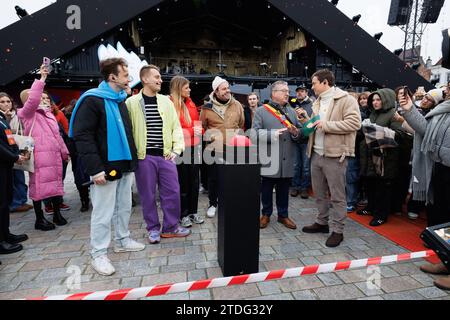 Bruges, Belgique. 18 décembre 2023. Robin Keyaert, Sam de Bruyn, Eva de Roo, Sander Gillis, maire de Brugge, acteur et chanteur Niels Destadsbader photographiés lors du début de l'édition 2023 de la semaine Warmste, campagne de solidarité annuelle de la VRT, à Brugge, lundi 18 décembre 2023. Cette année, nous amassons des fonds pour des organisations et des projets dans le cadre du thème central «grandir sans soucis» (Opgroeien zonder zorgen). BELGA PHOTO KURT DESPLENTER crédit : Belga News Agency/Alamy Live News Banque D'Images