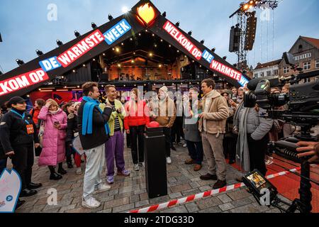 Bruges, Belgique. 18 décembre 2023. Robin Keyaert, Sam de Bruyn, Eva de Roo, Sander Gillis, maire de Brugge, acteur et chanteur Niels Destadsbader photographiés lors du début de l'édition 2023 de la semaine Warmste, campagne de solidarité annuelle de la VRT, à Brugge, lundi 18 décembre 2023. Cette année, nous amassons des fonds pour des organisations et des projets dans le cadre du thème central «grandir sans soucis» (Opgroeien zonder zorgen). BELGA PHOTO KURT DESPLENTER crédit : Belga News Agency/Alamy Live News Banque D'Images