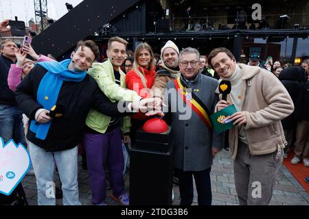 Bruges, Belgique. 18 décembre 2023. Robin Keyaert, Sam de Bruyn, Eva de Roo, Sander Gillis, maire de Brugge, acteur et chanteur Niels Destadsbader photographiés lors du début de l'édition 2023 de la semaine Warmste, campagne de solidarité annuelle de la VRT, à Brugge, lundi 18 décembre 2023. Cette année, nous amassons des fonds pour des organisations et des projets dans le cadre du thème central «grandir sans soucis» (Opgroeien zonder zorgen). BELGA PHOTO KURT DESPLENTER crédit : Belga News Agency/Alamy Live News Banque D'Images