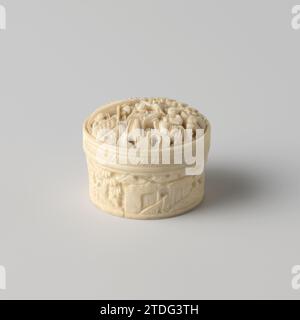 Petite boîte ronde en ivoire avec couvercle, anonyme, 1825 - 1875 petite boîte ronde avec couvercle à bille. Tout autour en haut relief avec trois Chinois sur le couvercle près d'un arbre et d'un pavillon ; autour du côté un paysage avec des maisons sans figures et sur le fond une fleur en bas relief. À l'intérieur du couvercle, le reste d'un caractère chinois à l'encre noire. Chine ivoire Cutting petite boîte ronde avec un couvercle à bille. Tout autour en haut relief avec trois Chinois sur le couvercle près d'un arbre et d'un pavillon ; autour du côté un paysage avec des maisons sans figures et sur le fond une fleur en bas relief. À l'intérieur o Banque D'Images